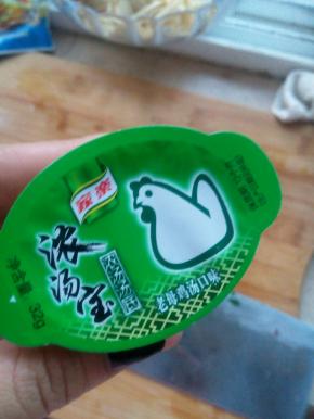 锅内清水倒入浓汤宝，放入粉丝和豆腐泡