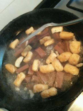 大火煮开放入鸭血，倒入醋，白胡椒粉，料酒和香油