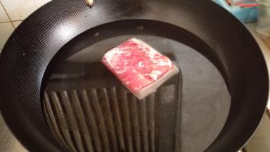 五花肉放入冷水中，加入少许料酒烧开，撇去浮沫