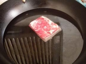 五花肉放入冷水中，加入少许料酒烧开，撇去浮沫