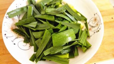 蒜苗洗净切段备用