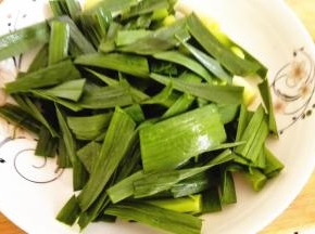 蒜苗洗净切段备用