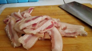 将五花肉切片备用