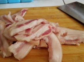 将五花肉切片备用