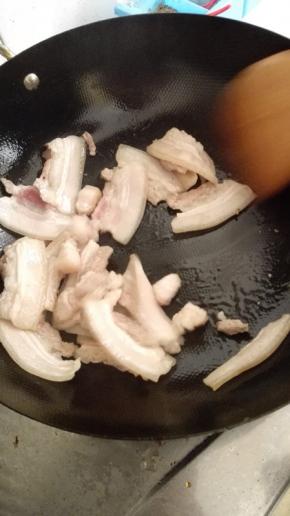 锅内放少量的油加热，放入五花肉进行翻炒，将五花肉的肥油慢慢逼出