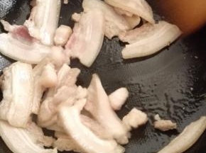 锅内放少量的油加热，放入五花肉进行翻炒，将五花肉的肥油慢慢逼出