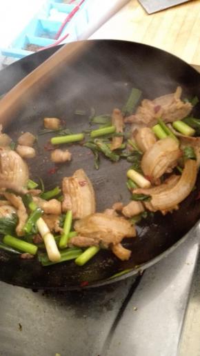 加入豆瓣酱，生抽，翻炒均匀