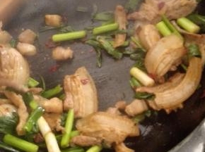 加入豆瓣酱，生抽，翻炒均匀