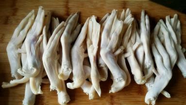鸭掌用清水泡出血水，沥干去除鸭掌前段的指甲