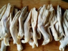 鸭掌用清水泡出血水，沥干去除鸭掌前段的指甲