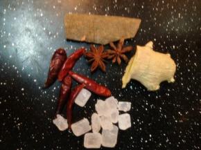 锅内放油烧热，将八角桂皮和姜片爆香