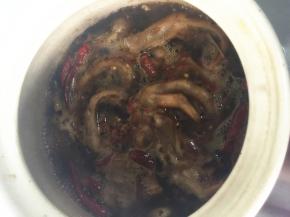 将炒好的鸭掌倒入砂锅内，加入冷水没过鸭掌，放入干辣椒