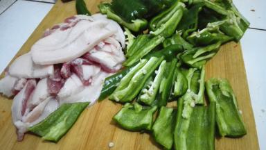 五花肉洗净切片，青椒去除辣椒籽切块