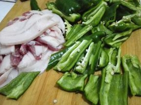 五花肉洗净切片，青椒去除辣椒籽切块