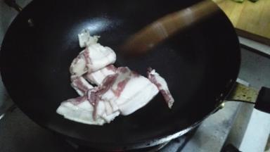 炒锅烧热，放入五花肉，小火煎