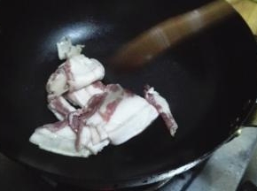 炒锅烧热，放入五花肉，小火煎