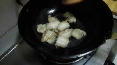 五花肉微微卷曲，煎出油脂将青椒放入