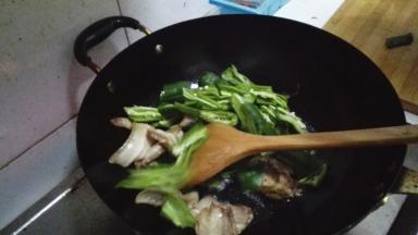 加入生抽，料酒，豆瓣酱翻炒均匀