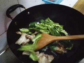 加入生抽，料酒，豆瓣酱翻炒均匀