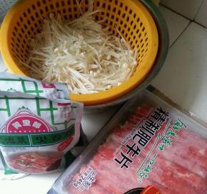 金针菇洗净控干水分，豆腐切块备用，准备好泡菜和肥牛