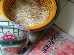 金针菇洗净控干水分，豆腐切块备用，准备好泡菜和肥牛