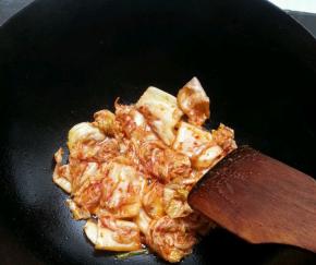 锅内放少许的油，油热放入泡菜煸炒出汤汁