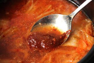 放入韩国辣酱白醋和盐调味