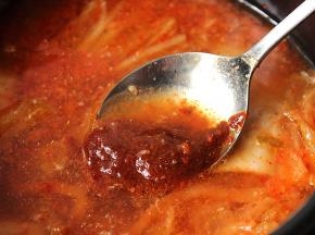 放入韩国辣酱白醋和盐调味
