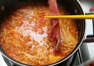 汤烧开之后放入肥牛烫熟即可出锅