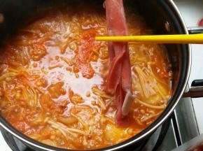 汤烧开之后放入肥牛烫熟即可出锅