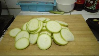 西葫芦洗净切成片状备用
