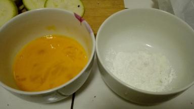 鸡蛋打成蛋液，准备好淀粉