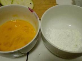 鸡蛋打成蛋液，准备好淀粉