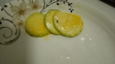 西葫芦先蘸淀粉，再裹上蛋液备用