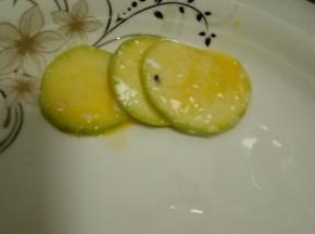 西葫芦先蘸淀粉，再裹上蛋液备用