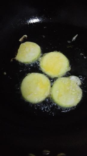 锅内放多一点的油，油热之后放入西葫芦，中火炸至双面金黄即可捞出