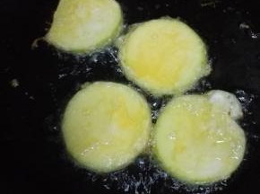 锅内放多一点的油，油热之后放入西葫芦，中火炸至双面金黄即可捞出