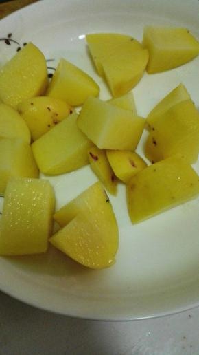 土豆去皮切成块状，放入蒸锅中蒸熟