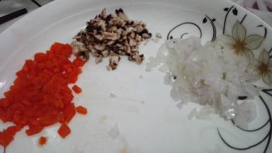 胡萝卜和蘑菇洗净切成碎块备用