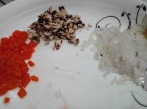 胡萝卜和蘑菇洗净切成碎块备用