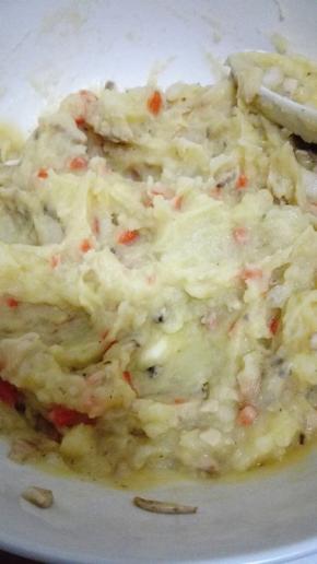 土豆泥放入切好的蔬菜，打入鸡蛋，放入盐和胡椒粉，水淀粉搅拌均匀