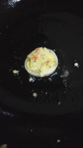 放入一勺土豆泥，用勺子压实，一面煎好之后煎另一面