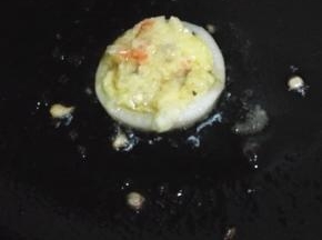 放入一勺土豆泥，用勺子压实，一面煎好之后煎另一面