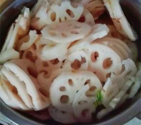 莲藕洗干净，切成薄片备用