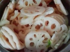 莲藕洗干净，切成薄片备用
