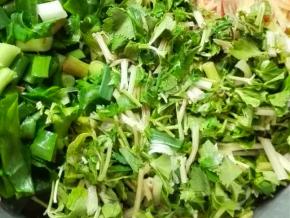 芹菜洗净切段备用