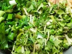 芹菜洗净切段备用