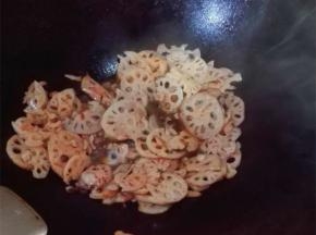 炒锅放油，加热后将藕片倒入锅中翻炒