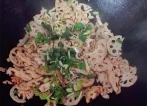 藕片炒断生后，加盐，放入芹菜翻炒