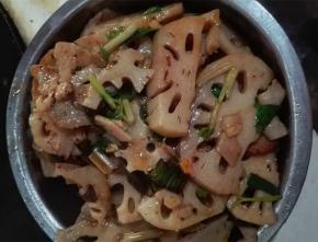 翻炒片刻，芹菜熟透之后出锅